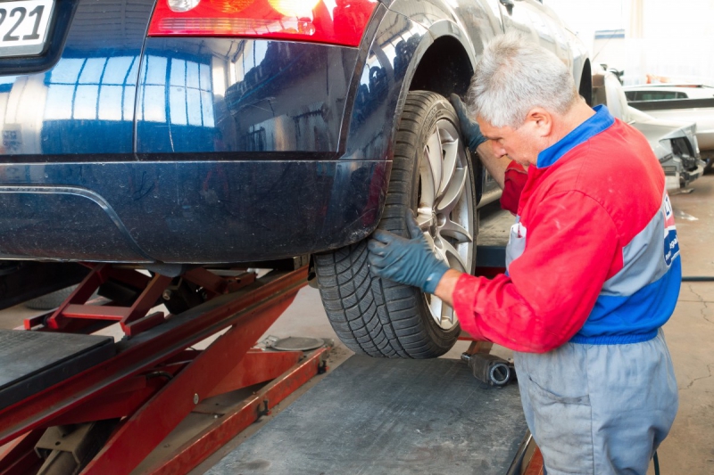 vente-TENDE-min_auto_repair_repair_lift_auto_mechanic_work_clothes_master_professional_man_of_the_fold-685629
