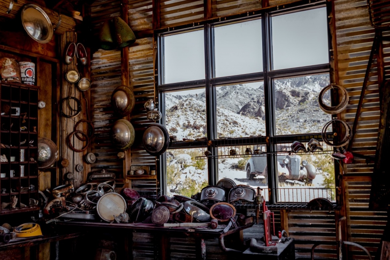 vente-TENDE-min_shop_window_part_junk_abandoned-138873